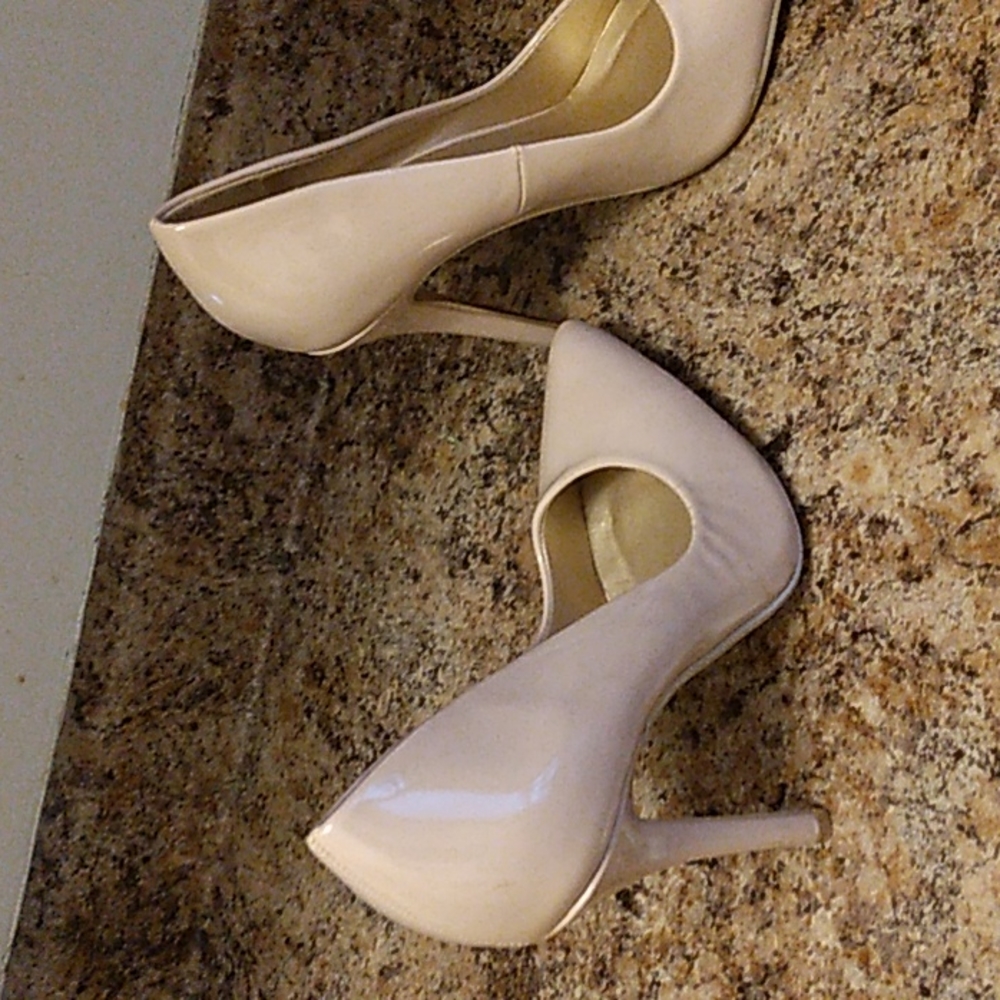 Nude pumps